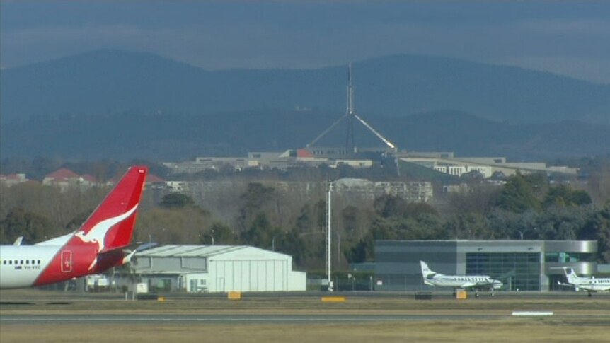 Canberra Airport fears a planned solar farm at Majura could cause vision problems for pilots landing at the main runway.