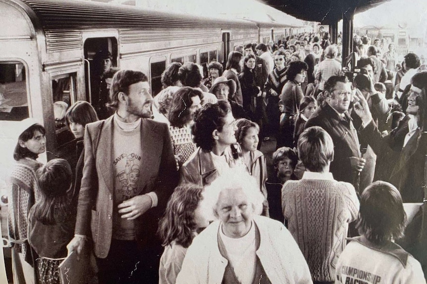 People catching the Fremantle train in 1979.