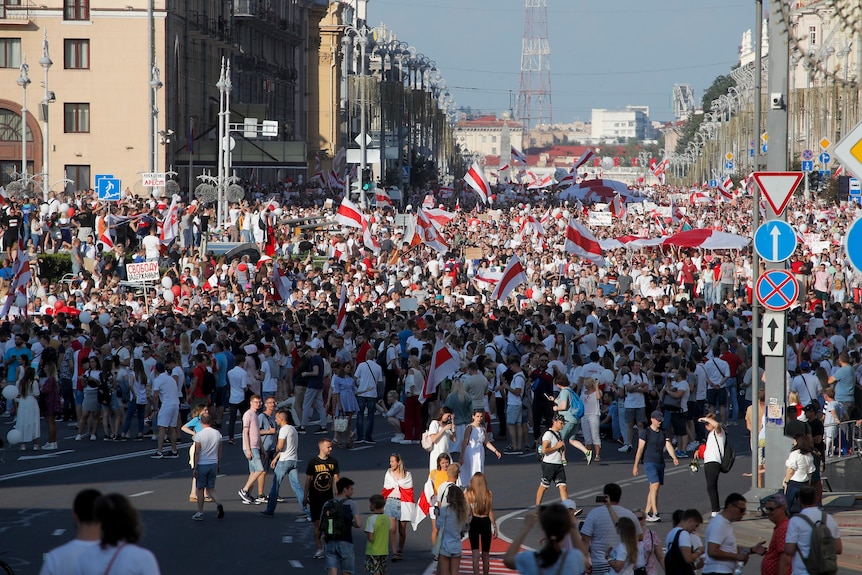 A crowd estimated to be about 200,000 strong marches and waves flags as they pack out a city centre.