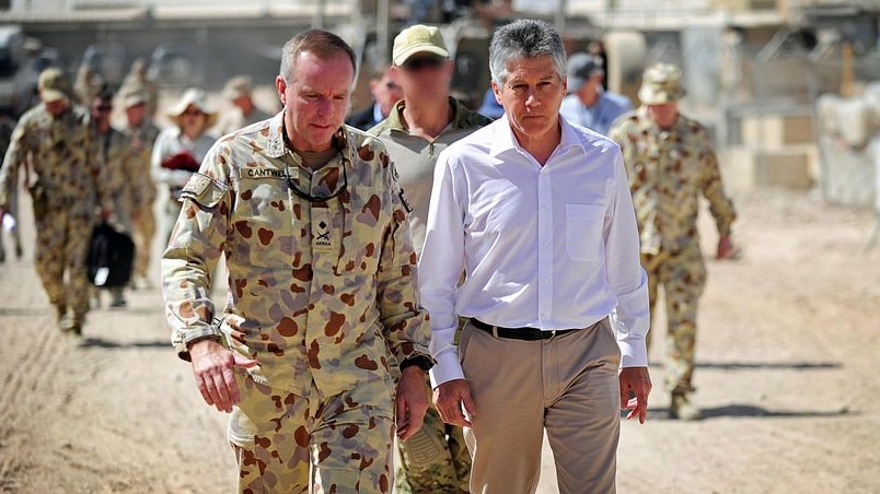 Defence Minister Stephen Smith (right), tours a Tarin Kowt base with Major General John Cantwell