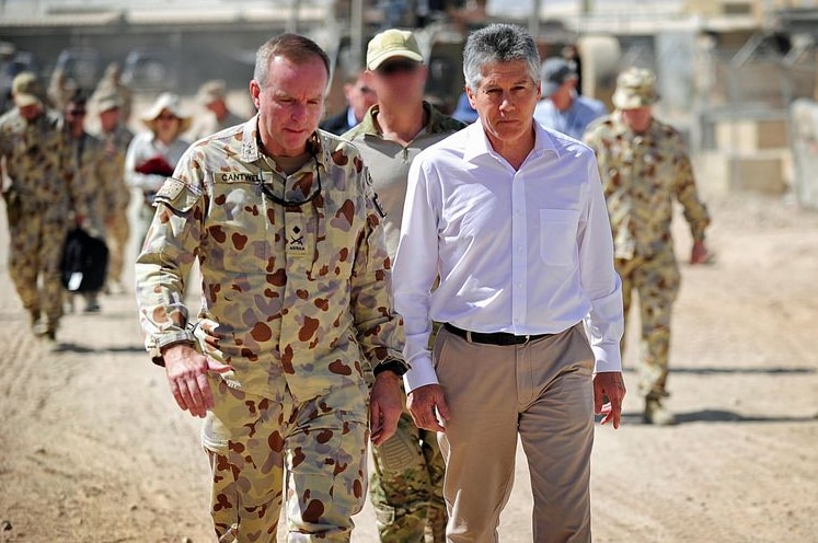 Defence Minister Stephen Smith (right), tours a Tarin Kowt base with Major General John Cantwell