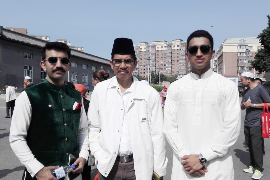 Kyai Imron bersama rekan-rekan Muslim Pakistan di depan Masjid Changcun Jilin, China.