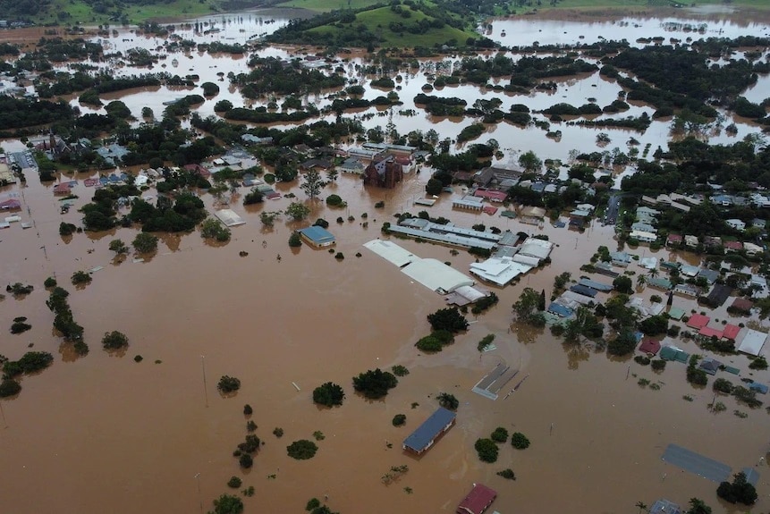 Maisons sous l'eau dans l'inondation à Lismore.