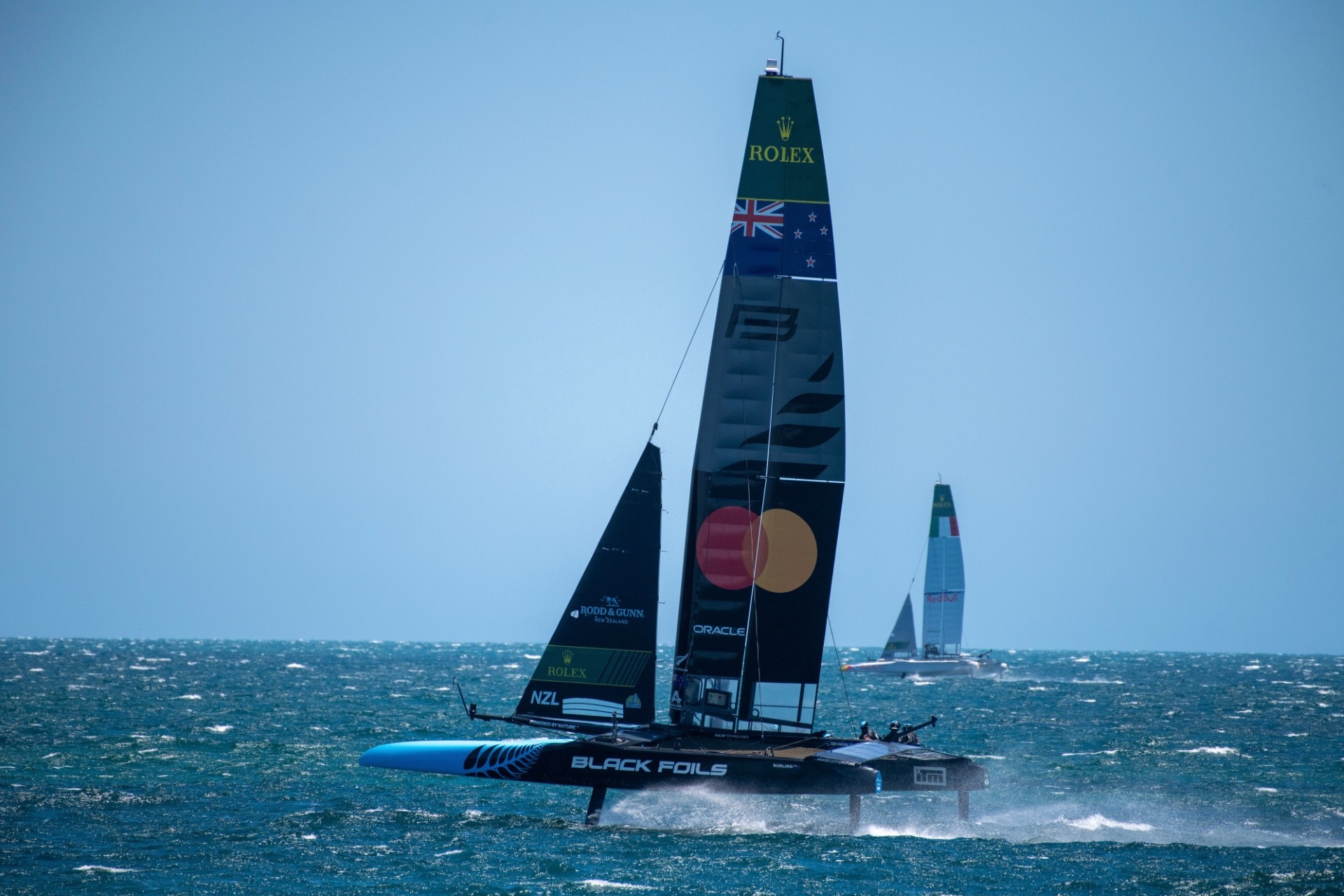 Los barcos SailGP practican frente a la costa de WA, cerca de Fremantle.