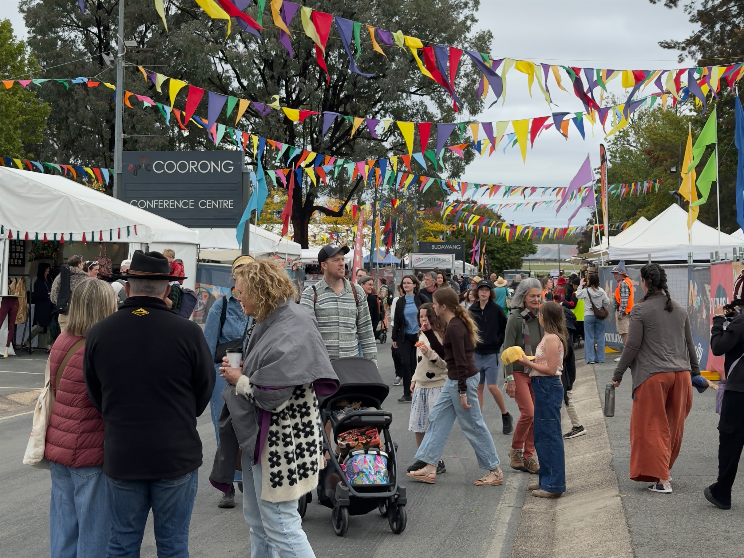 Una multitud en un festival.