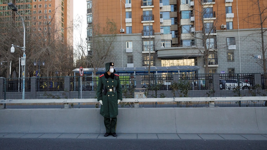 一名解放军站在北京的大街上