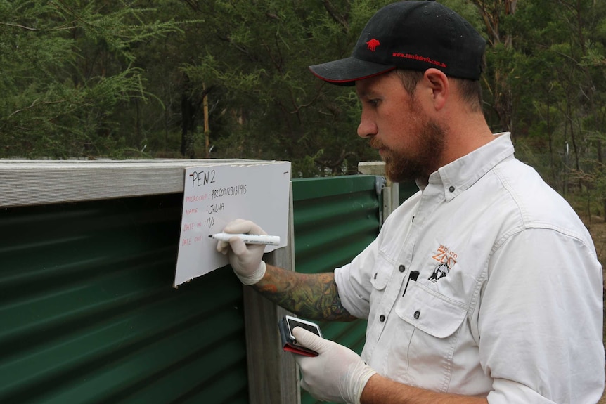 Simon Dower Monarto Zoo keeper