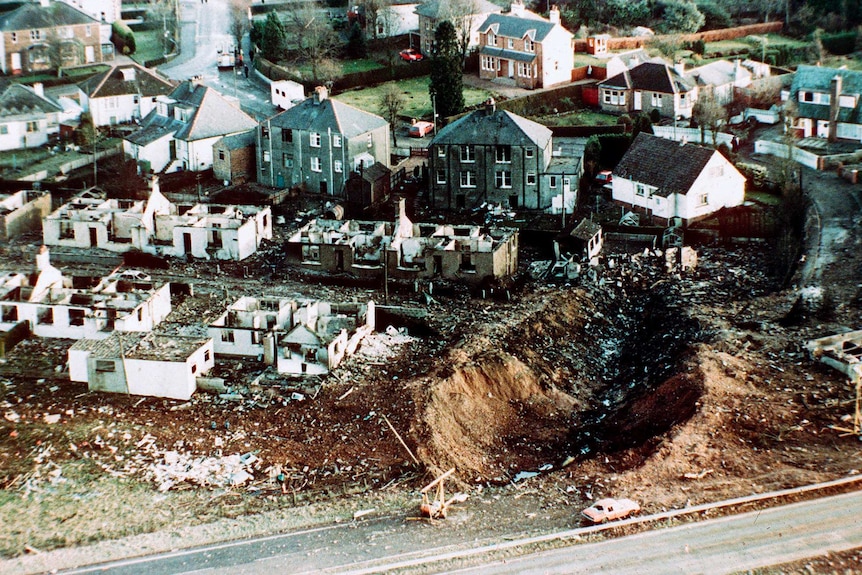 苏格兰街道的鸟瞰图。 房子成了废墟，街道中间有个洞。
