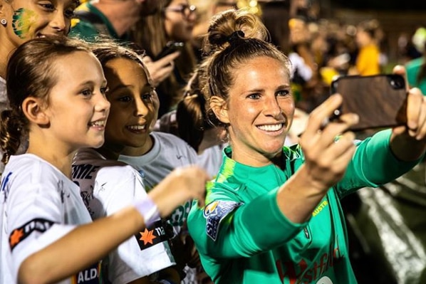 Elilse Kellond-Knight takes a selfie with fans