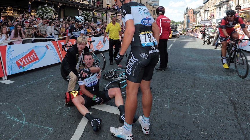 Cavendish lies injured on the road in first Tour de Franec stage