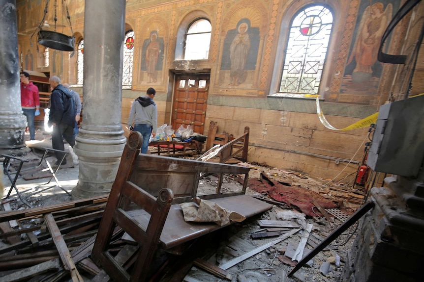 Los escombros cubren el suelo de una iglesia en El Cairo