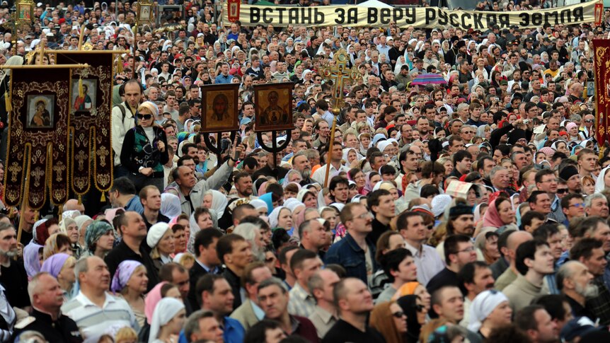 Orthodox faithful attend mass Moscow prayer