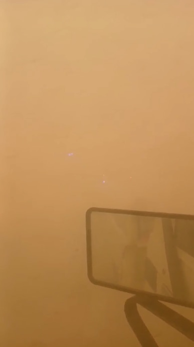 A través del humo se ven luces tenues. 