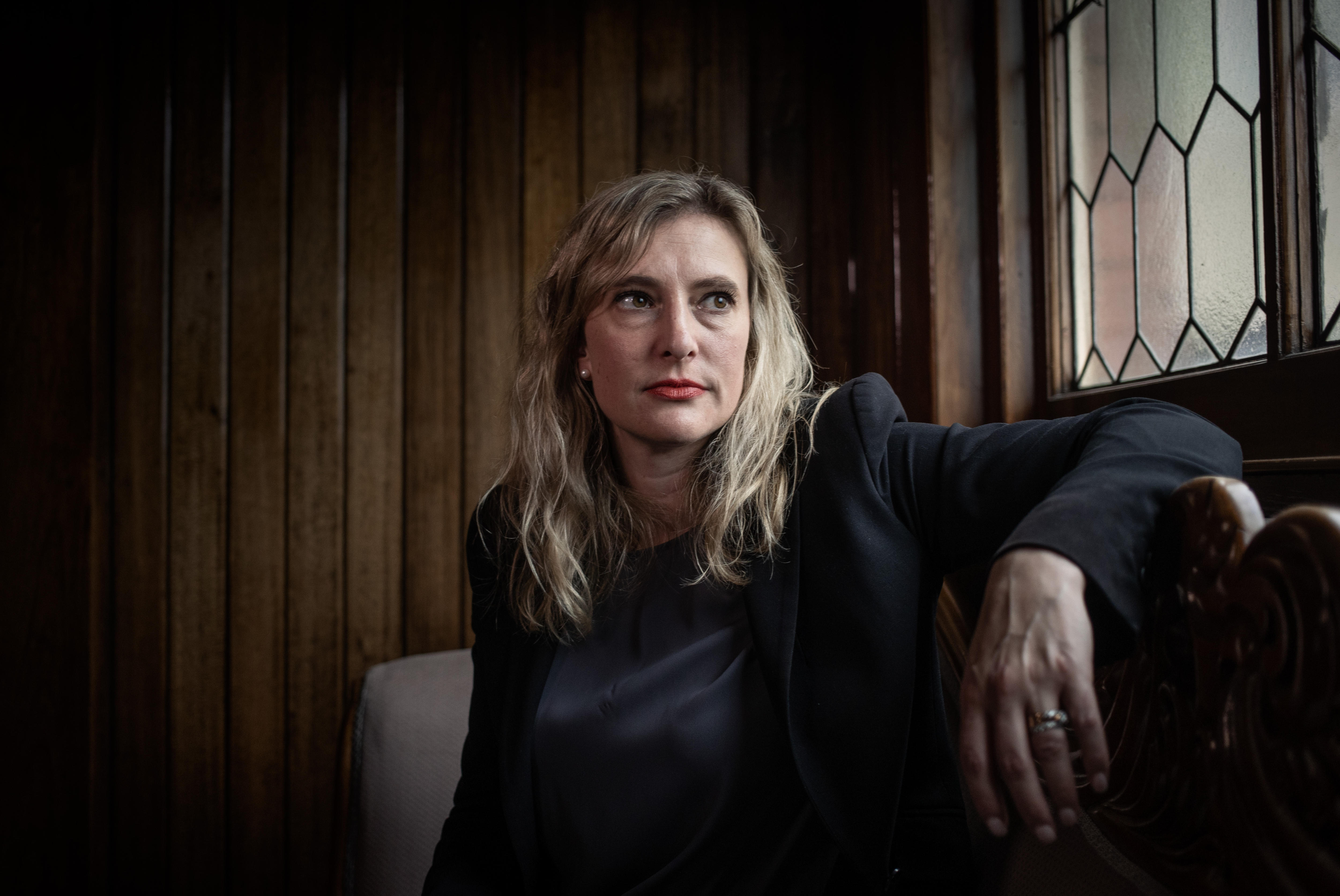 Emily Shepherd aparta la mirada de la cámara.