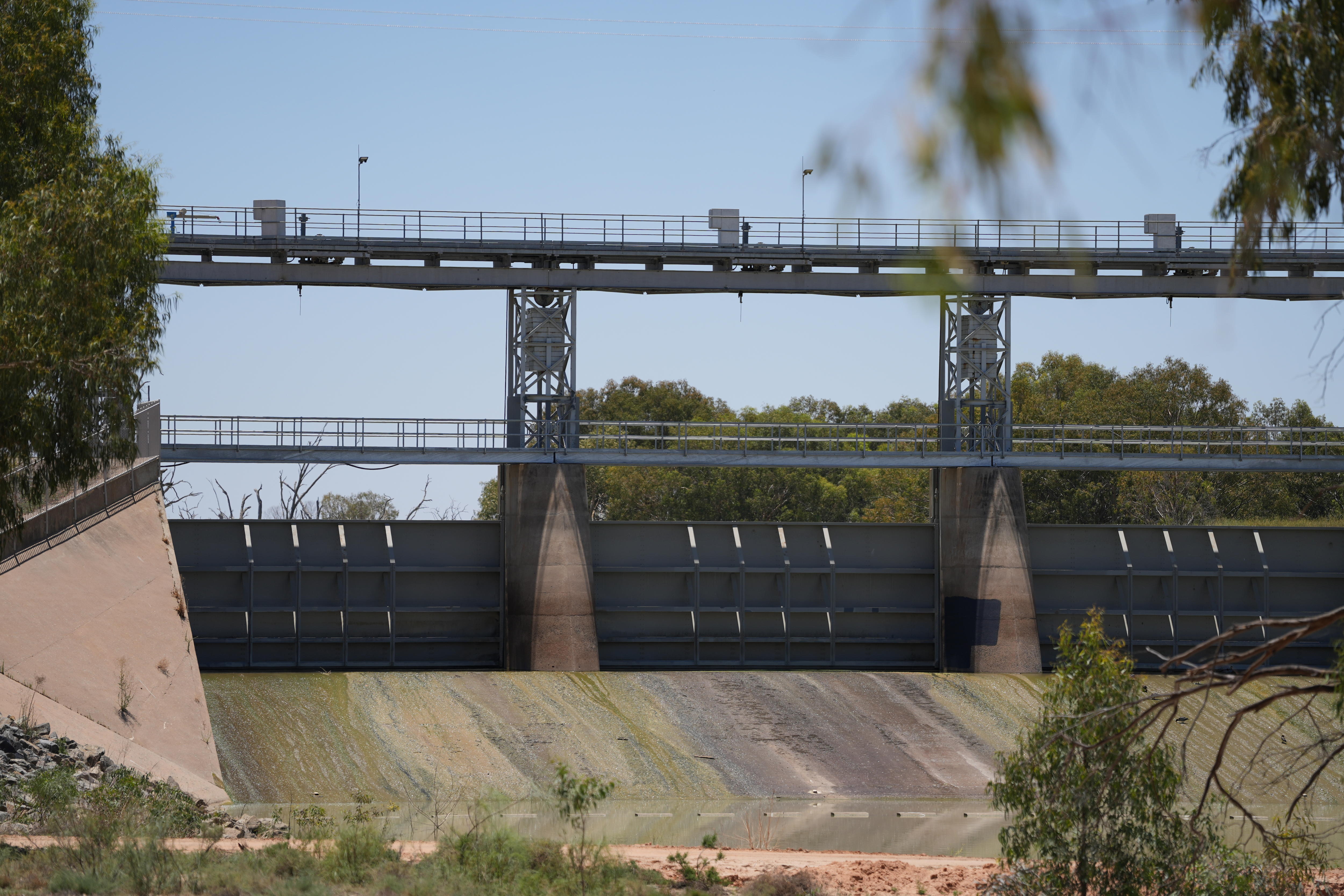 Barragem principal dos lagos Menindee. 