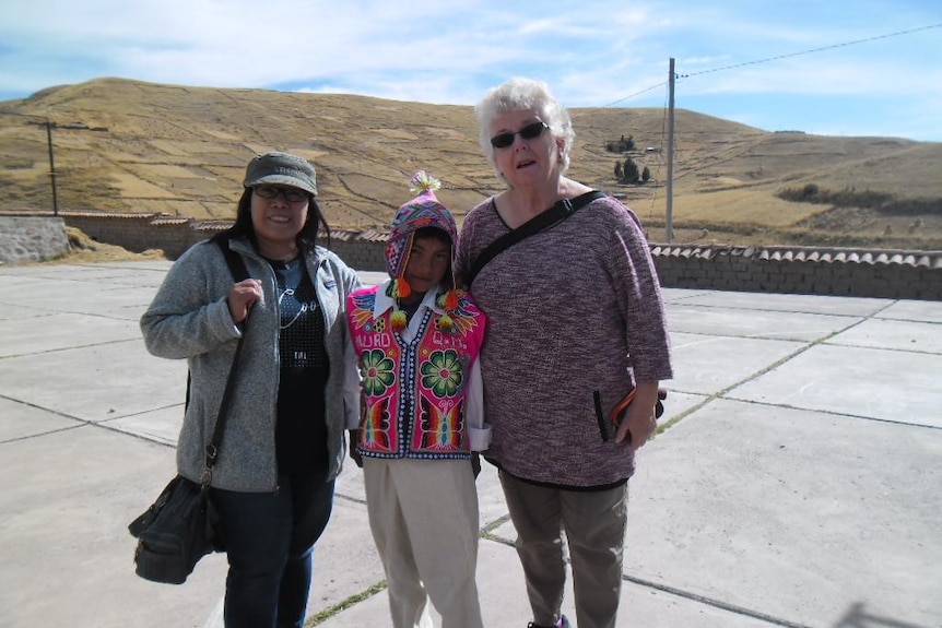 Reni Setianingrum (kiri) dan Lyn Hewitt di Peru bersama salah satu anak yang disponsorinya lewat World Vision.