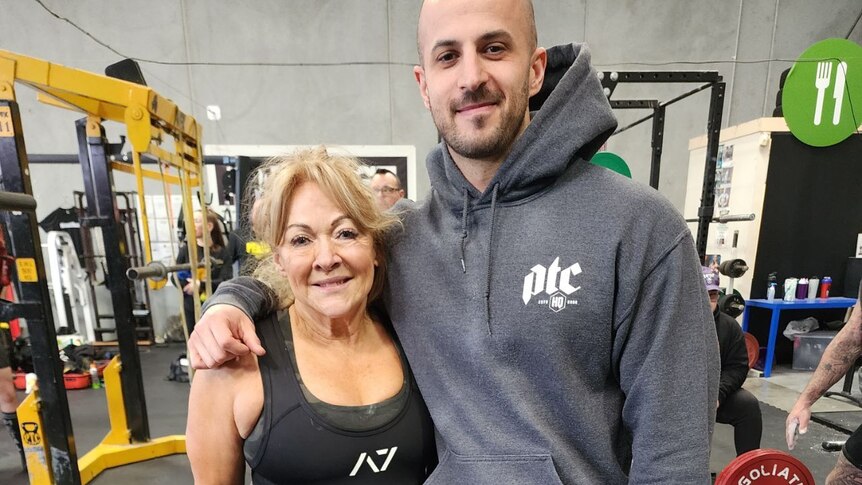 Melbourne great grandmother breaks powerlifting world record - ABC News