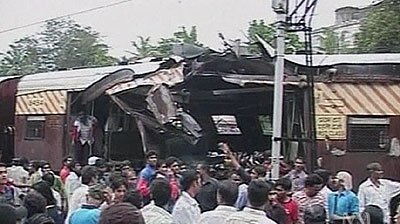 Crowd surrounds damaged train in Mumbai