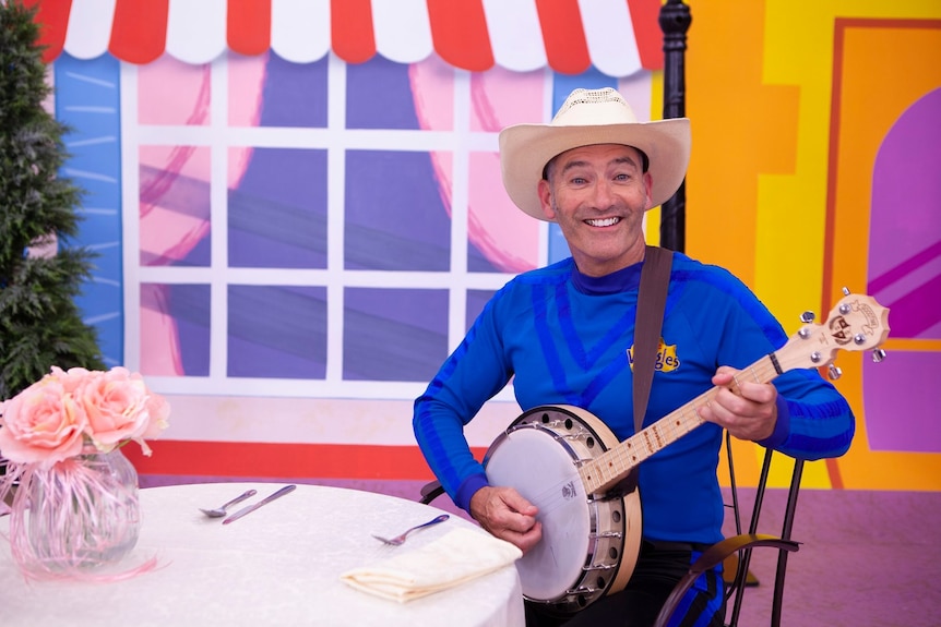 Blue wiggle Anthony Field playing a banjo.