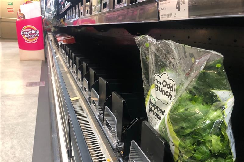 étagères vides dans l'allée des produits frais du supermarché