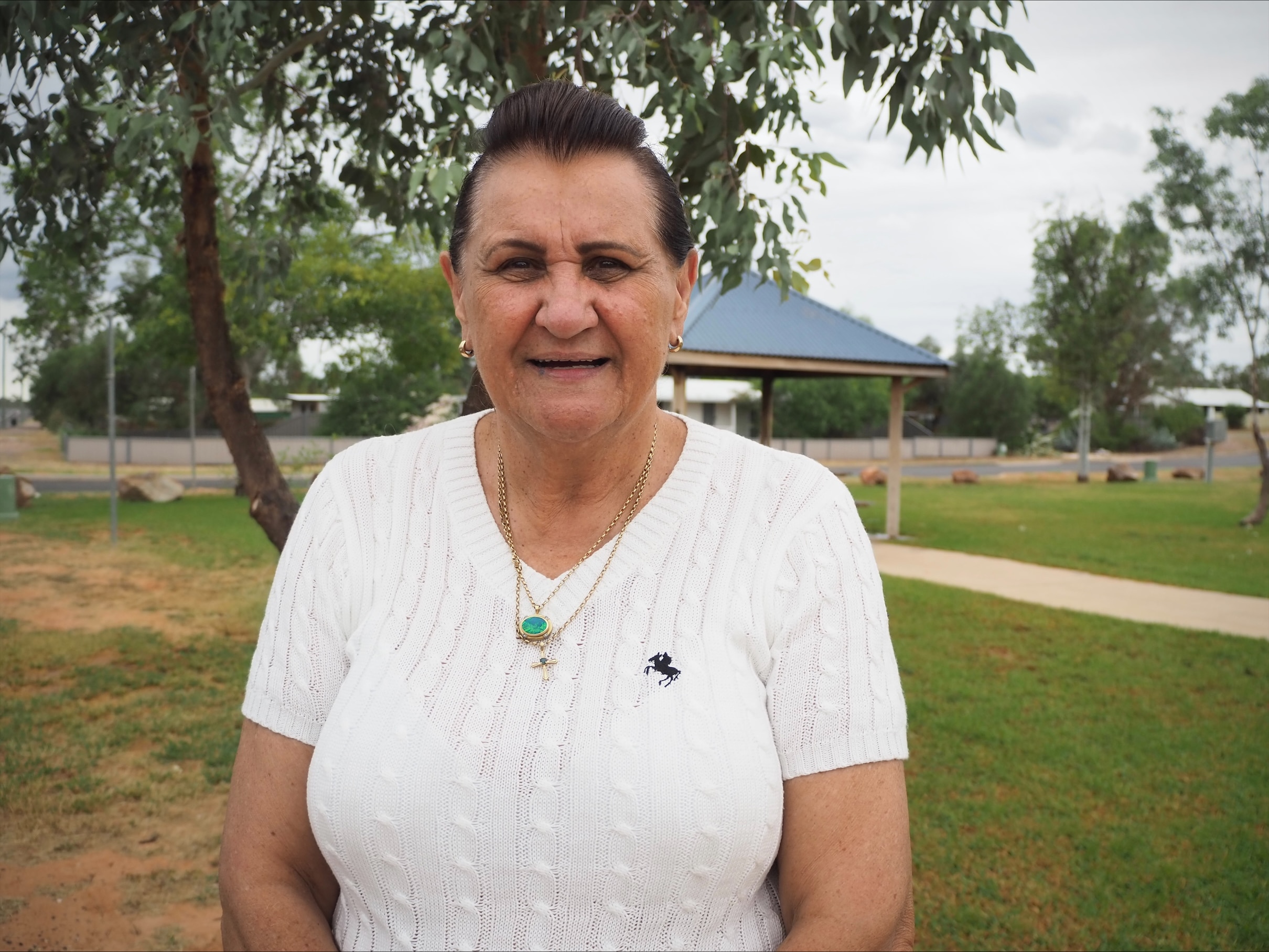 La mujer indígena Trina Brown mira directamente a la cámara. 