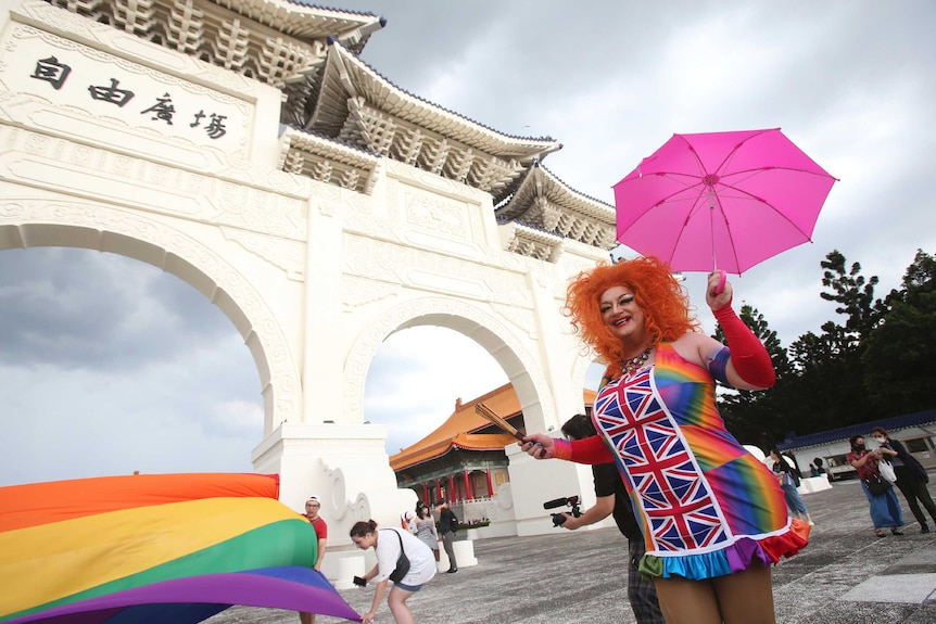 包括一名变装皇后在内的参与者在台湾台北自由广场举行的2020年同志骄傲大游行中游行。