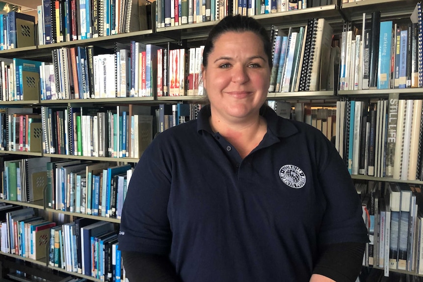 Woman standing in front of a bookshelf