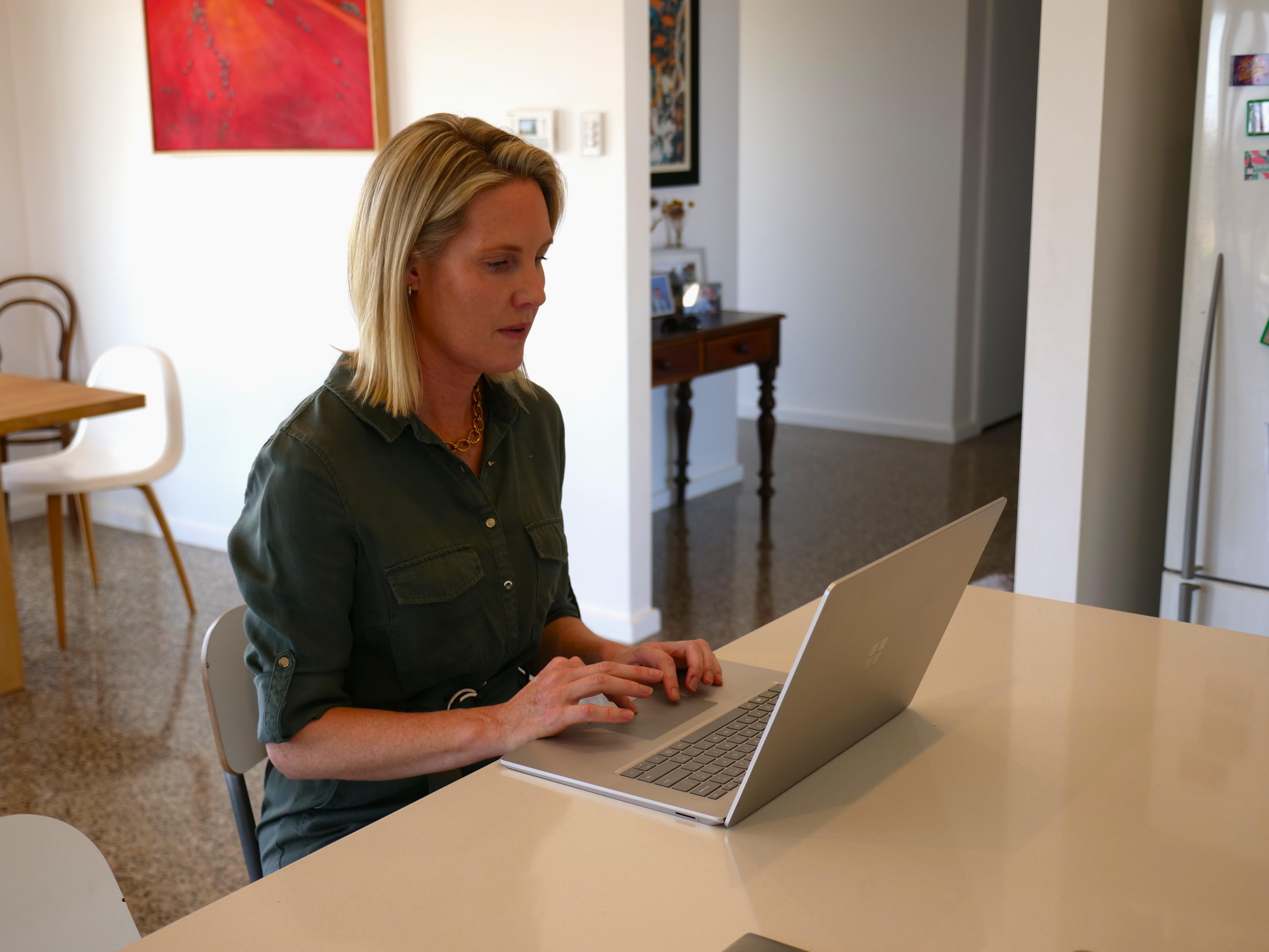 Kate Day trabalhando em seu laptop