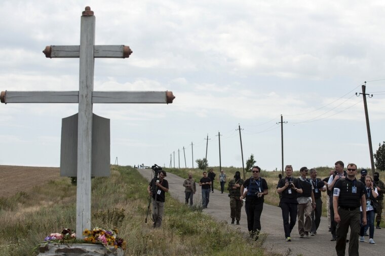 People trying to get to the MH17 crash site are forced to walk