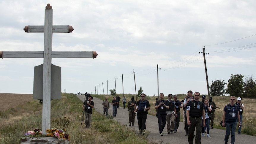 People trying to get to the MH17 crash site are forced to walk