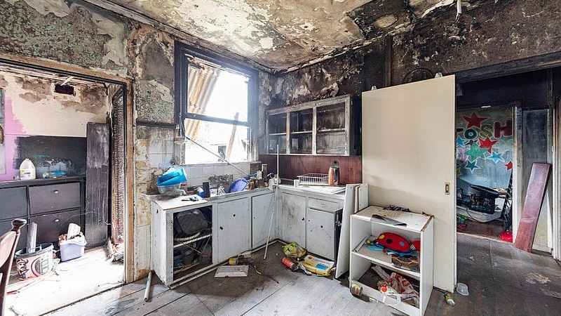 La maison inhabitable d’Elizabeth North endommagée par un incendie se vend au-dessus du prix demandé après des milliers de demandes