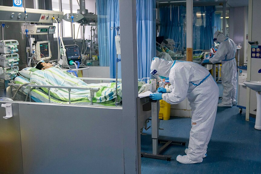 武汉大学中南医院的医护人员在看护一名重症病房的患者。