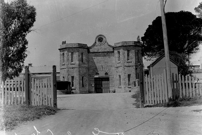 Fremantle Prison gates, 1927-1929