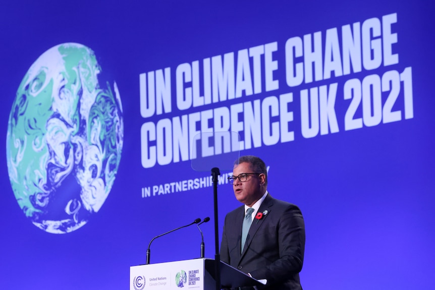 알록 샤르마 COP26 회장이 스코틀랜드에서 유엔 기후 정상회의가 시작되면서 연설하고 있습니다.