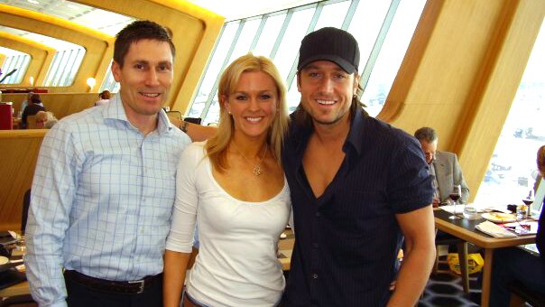 Country music star Keith Urban poses for a photo with Lyndon and Anna Kingston.