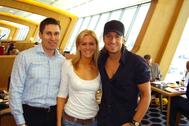 Country music star Keith Urban poses for a photo with Lyndon and Anna Kingston.