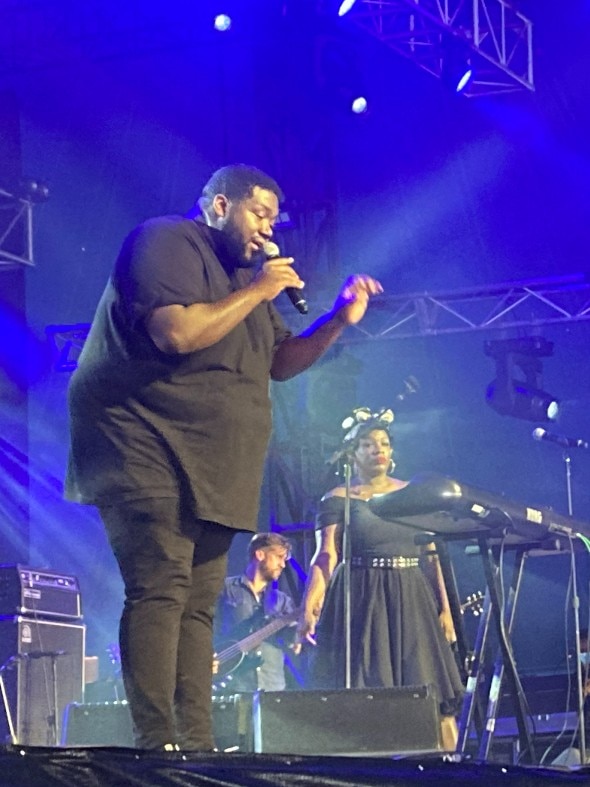 Un hombre en el escenario, cantando.