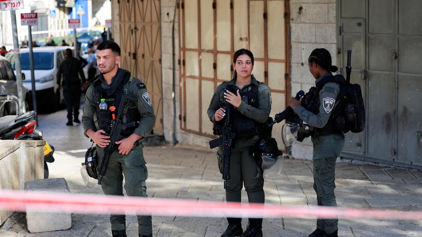 İsrail-Gazze Savaşı: Birlikler Gazze Şehri’ni kuşatırken Doğu Kudüs’te düzenlenen saldırıda bir İsrail sınır polisi bıçaklandı.