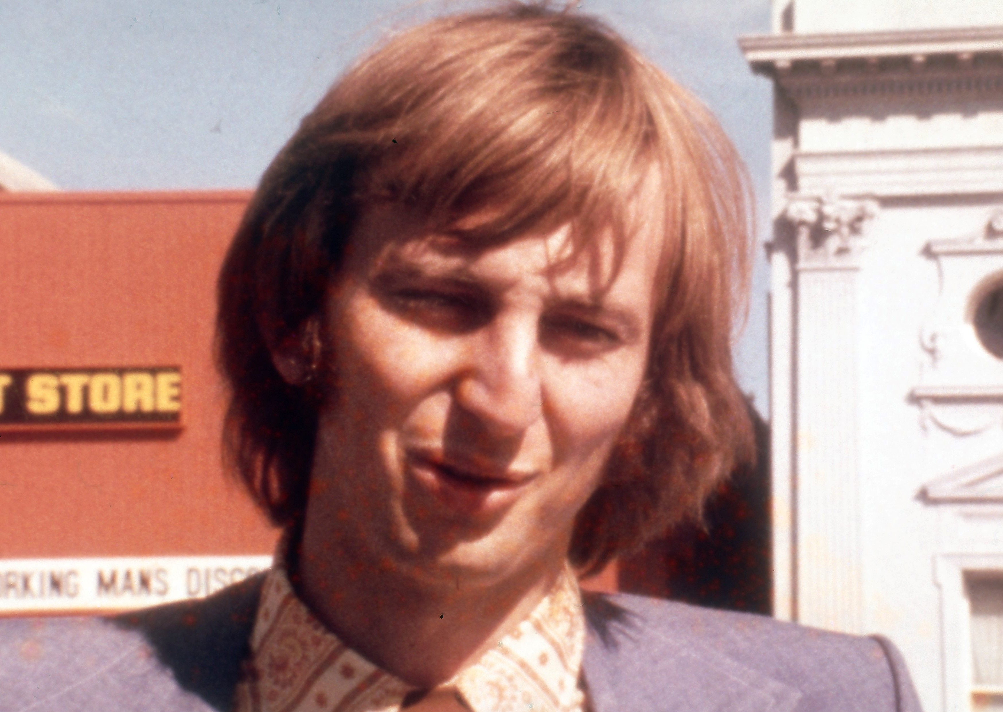 Um jovem numa rua da cidade.