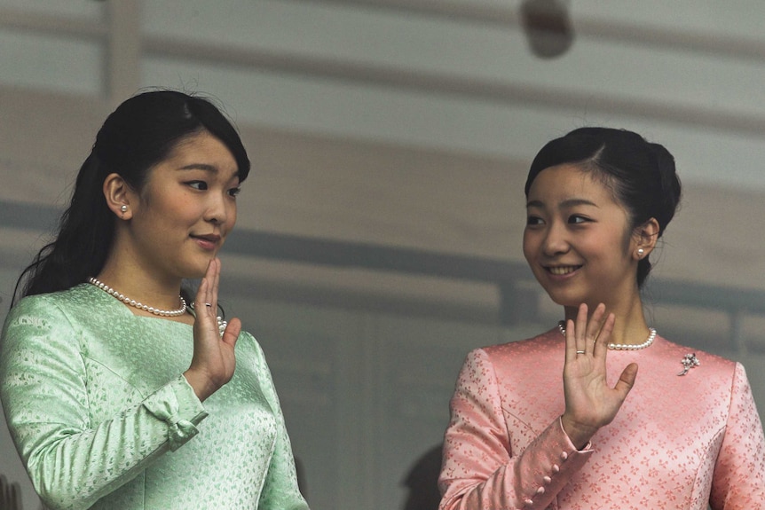 Princess Mako (L) and Princess Kako wave during a new years celebration at the Imperial palace