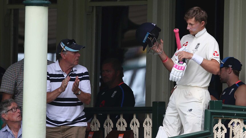 Joe Root is applauded by the SCG crowd as he leaves the pavilion to resume his innings.