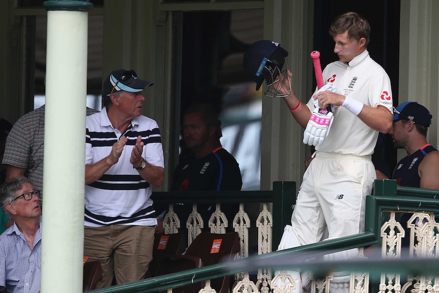 Joe Root is applauded by the SCG crowd as he leaves the pavilion to resume his innings.