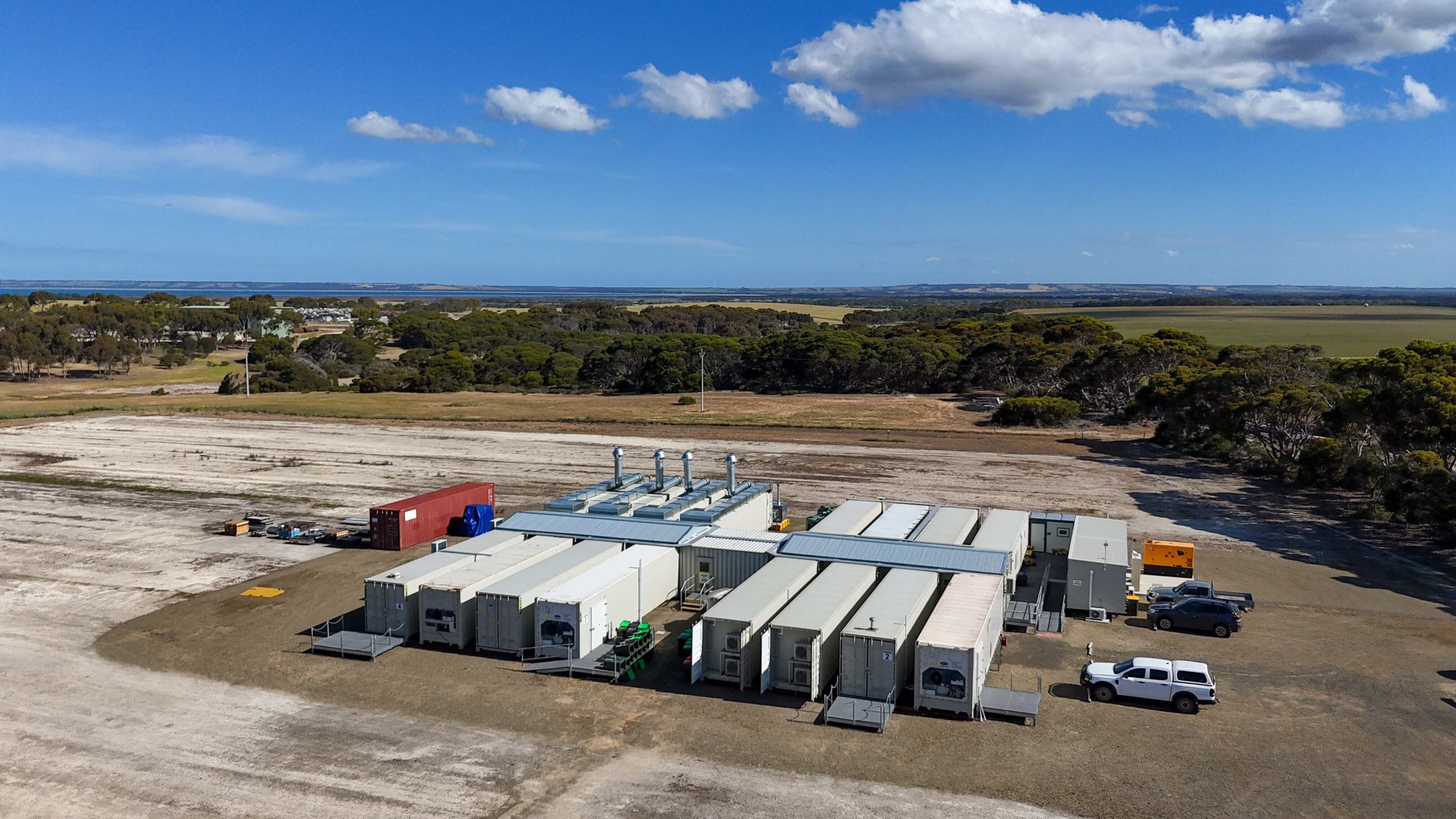 Una vista aérea de varios contenedores de envío dispuestos en una instalación de procesamiento.