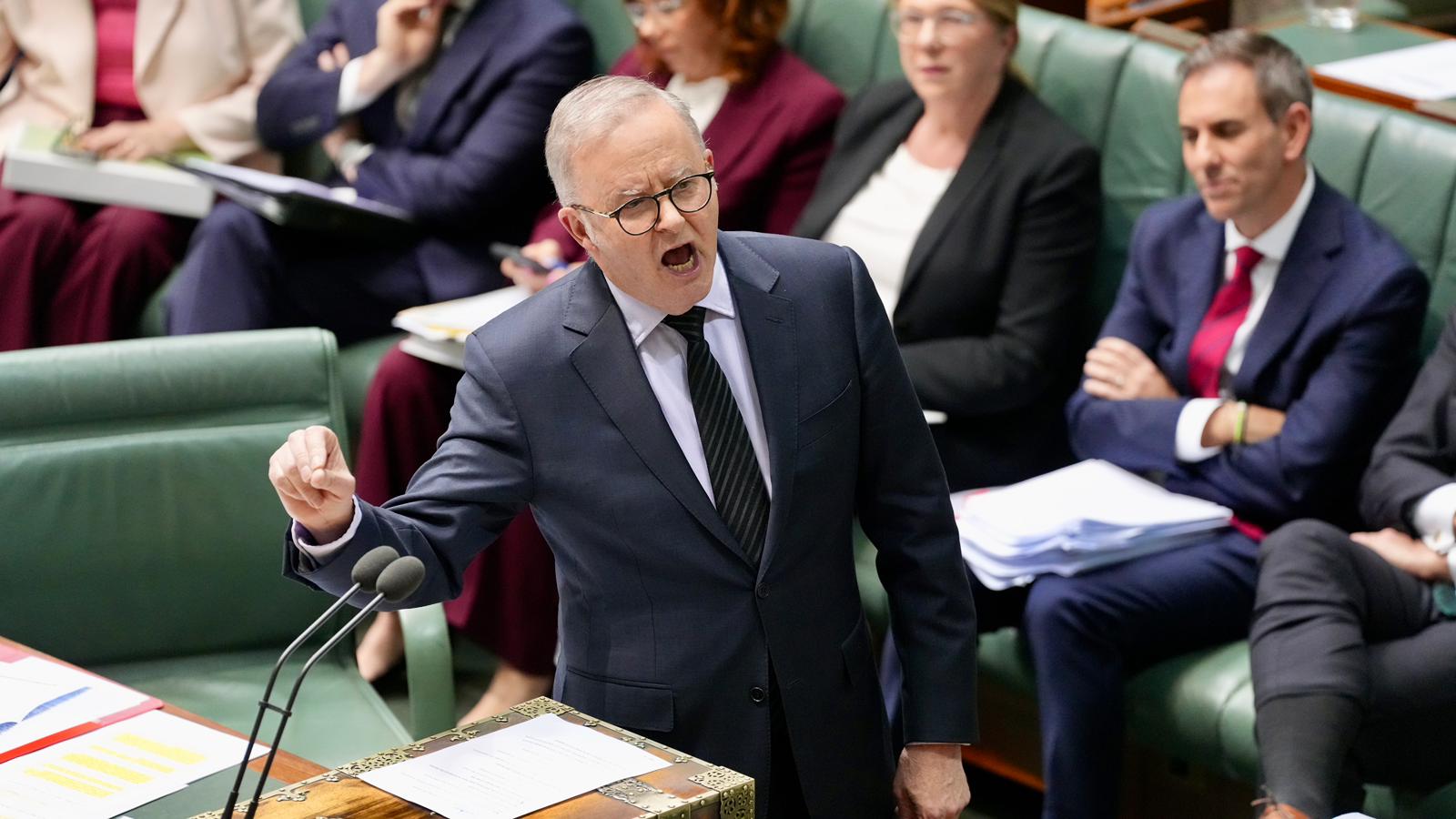 Australia considers strengthening social media ban