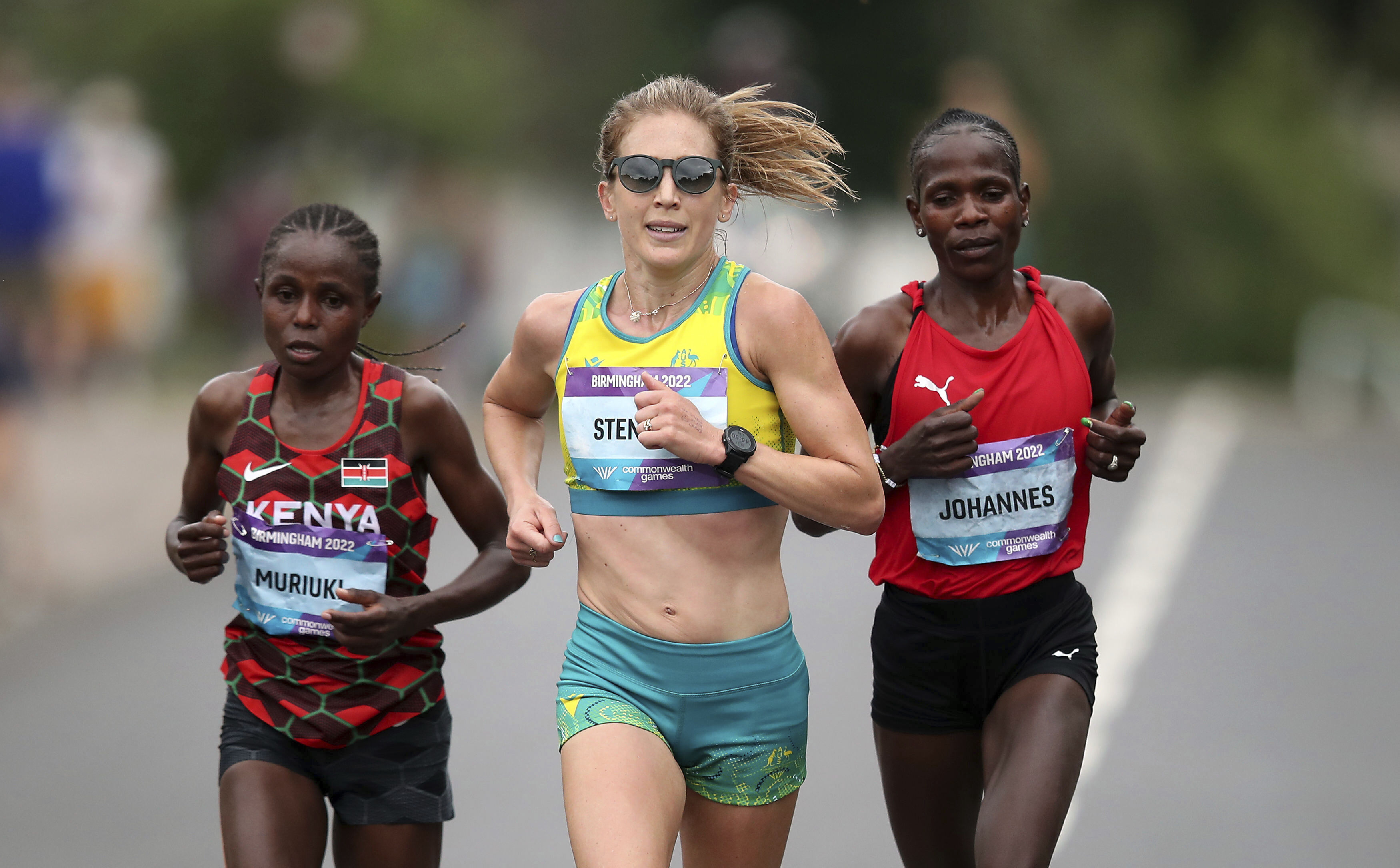 A australiana Jess Stenson corre entre Helalia Johannes, da Namíbia, e Margaret Muriuki, do Quênia, na maratona.