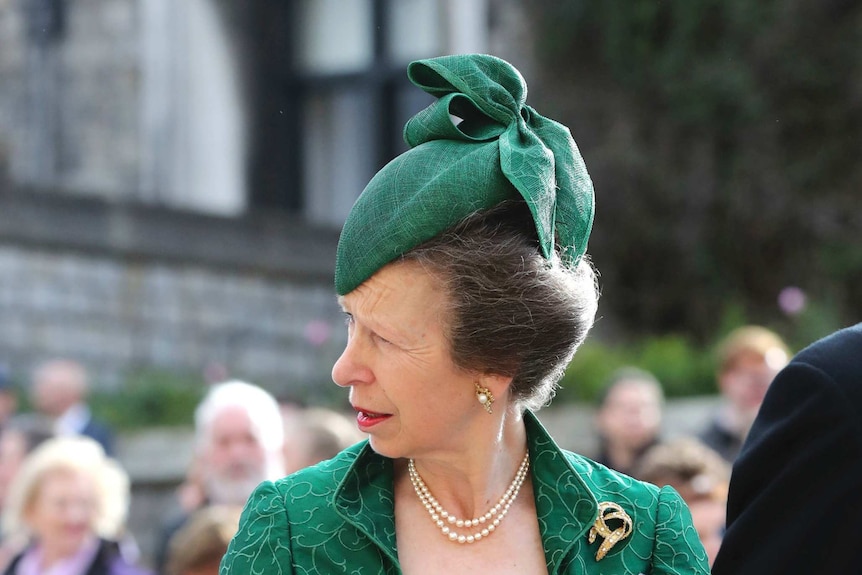 La princesse Anne porte une robe verte et un chapeau à son arrivée à l'église