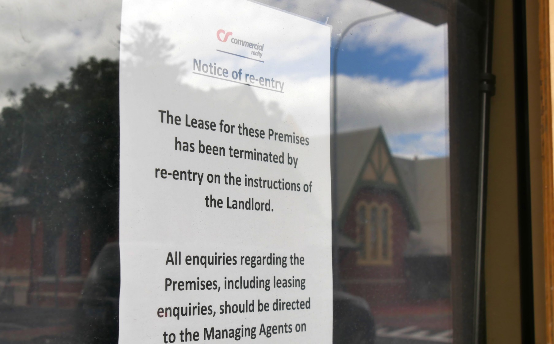 Un cartel en un escaparate que dice 