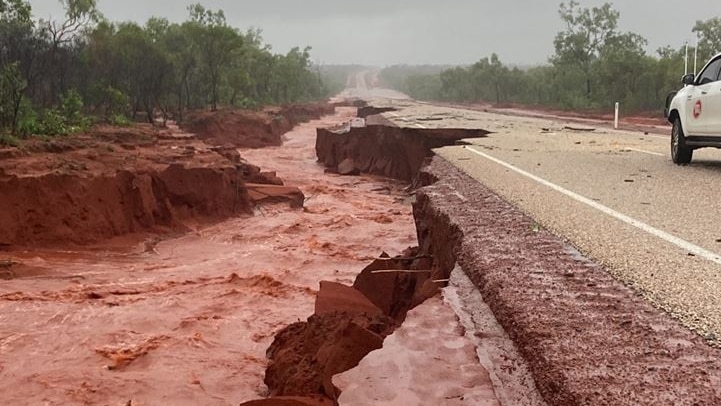 Les équipes de réparation des routes de Kimberley se préparent pour une autre saison des pluies après les lavages et les fermetures de l’année dernière