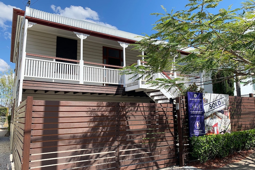 Antigua casa de madera con cartel vendido en Woolloongabba.