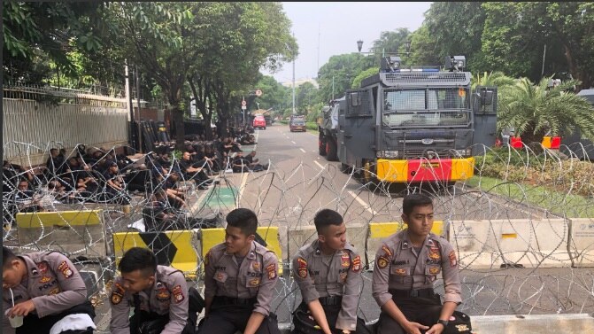 Penjagaan di depan gedung KPU, Jakarta.
